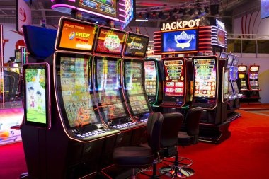 Live roulette wheel and dealer at jackpotslot303 studio